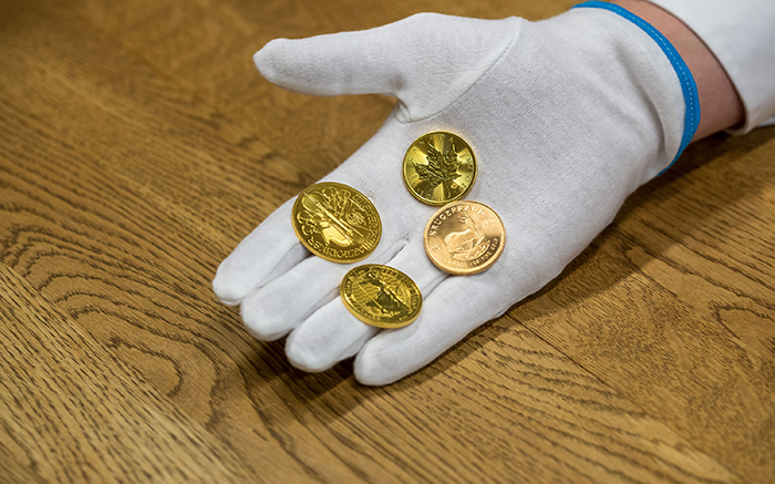 Wat is het verschil tussen het verkopen van goudbaren en gouden munten?